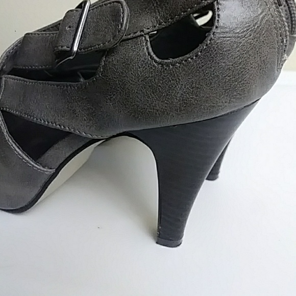 ❤HP❤ EUC Strappy Crisscross Open Toed Booties - Picture 4 of 5